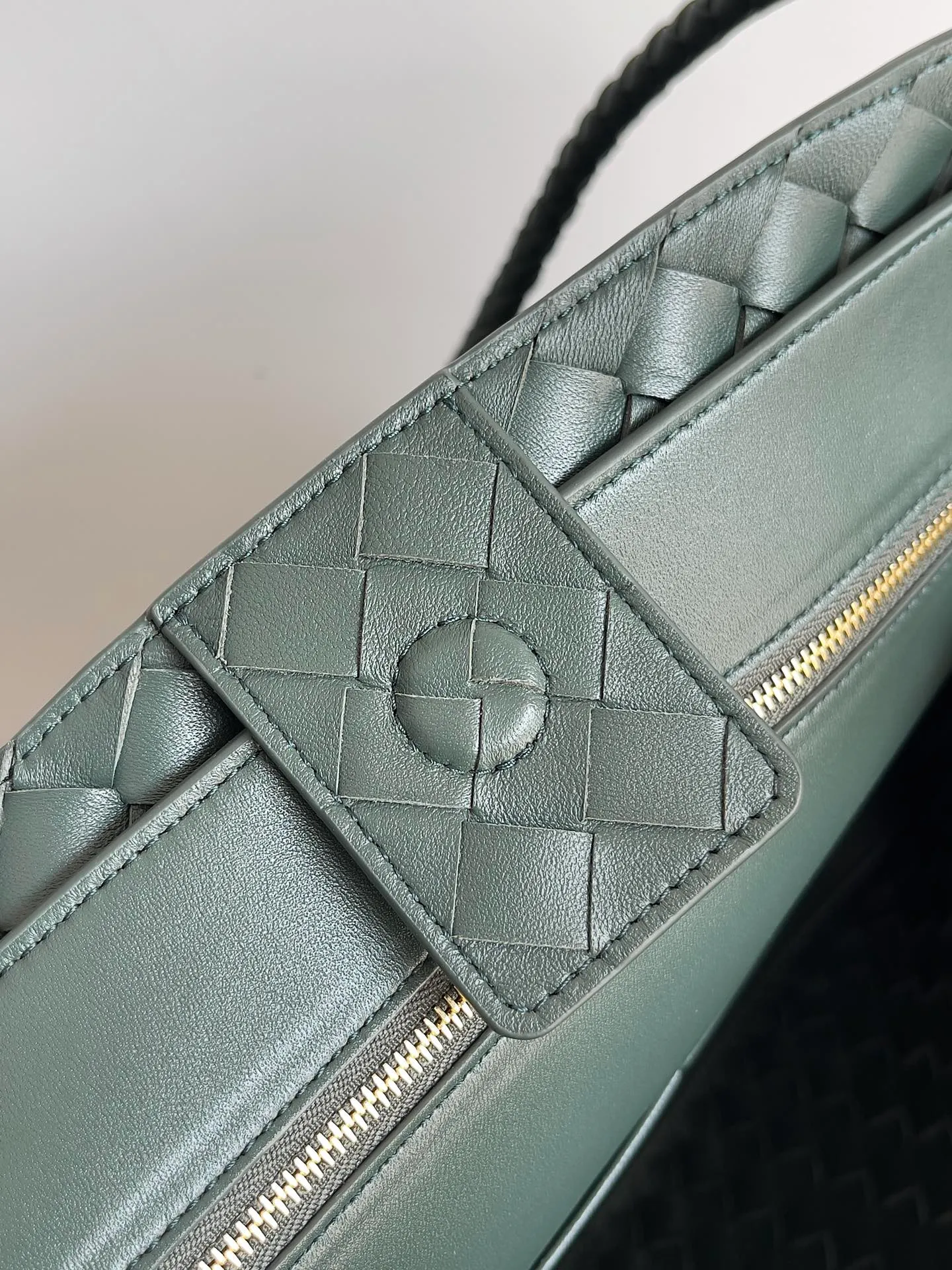 Batch 3760 Recently, the same style of bag that celebrities love is both high-end and practical. Michelle Yeoh, Kim Namjoon, Jing Boran, Tong Liya, Sun Qian, Wu Qianyu, Du Juan, Ma Yili and Bai Baihe are all carrying Bottega Veneta summer series Andiamo handbags. Andiamo has a simple structure and rounded lines. The whole piece is made of Nappa leather. It is comfortable, soft and dynamic. It adds interest to daily life and can be easily matched with various styles. Andiamo handbags are available in three sizes: small, medium and large. There are many colors to choose from, which can meet different needs. You can really carry it whether it is daily or attending events. Style number: 743575 Size: 45*22*34 including handle height 44cm